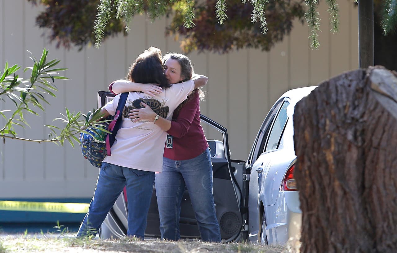 Según las autoridades el tiroteo comenzó en una casa y se trasladó hacia la escuela primaria Rancho Tehama. En la fotografía, dos mujeres se abrazan frente a el colegio donde ocurrió el incidente.