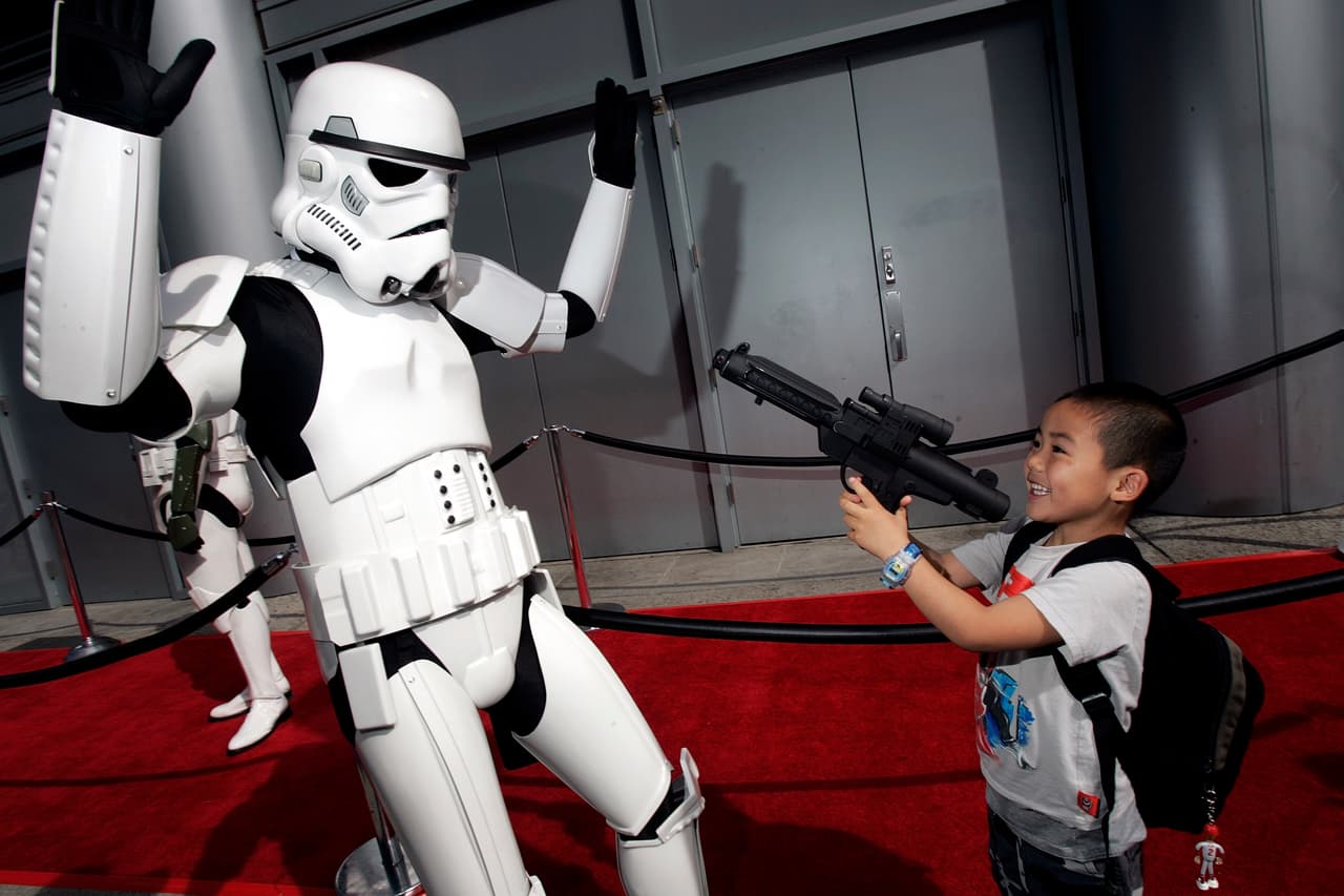 ¿Será que Star Wars: The Force Awakens se convierta en la película con más venta en taquillas y rompa récord? Sé parte de la experiencia el 18 de diciembre del 2015 y que la fuerza esté contigo.