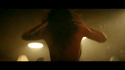 <b>SAFARI - J BALVIN CON PHARRELL WILLIAMS, BIA Y SKY</b>
<br>Una tremenda fiesta a luz baja donde fluye el ritmo y la sensualidad, con una chica que atrapa la atención de J Balvin.