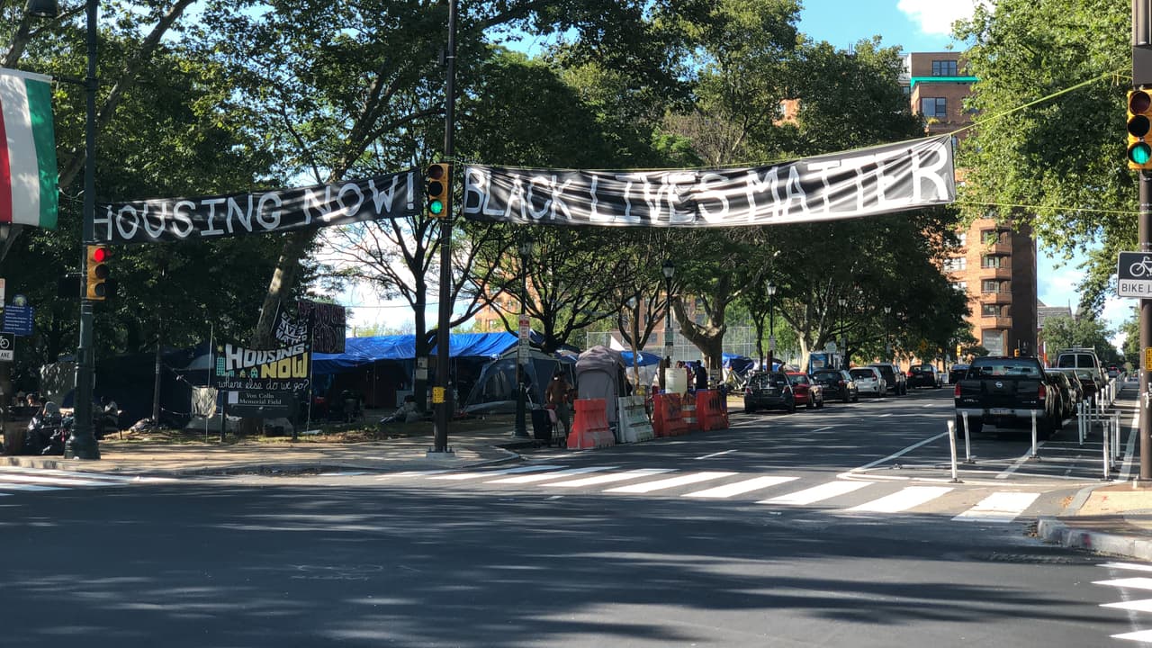 Kenney dice que las negociaciones han llegado a un punto en el que se volvieron infructuosas y la seguridad y el saneamiento ahora están generando importantes problemas de salud. El Dr. Thomas Farley, comisionado de Salud de Filadelfia, dice que los refugios son seguros para los manifestantes.
<br>