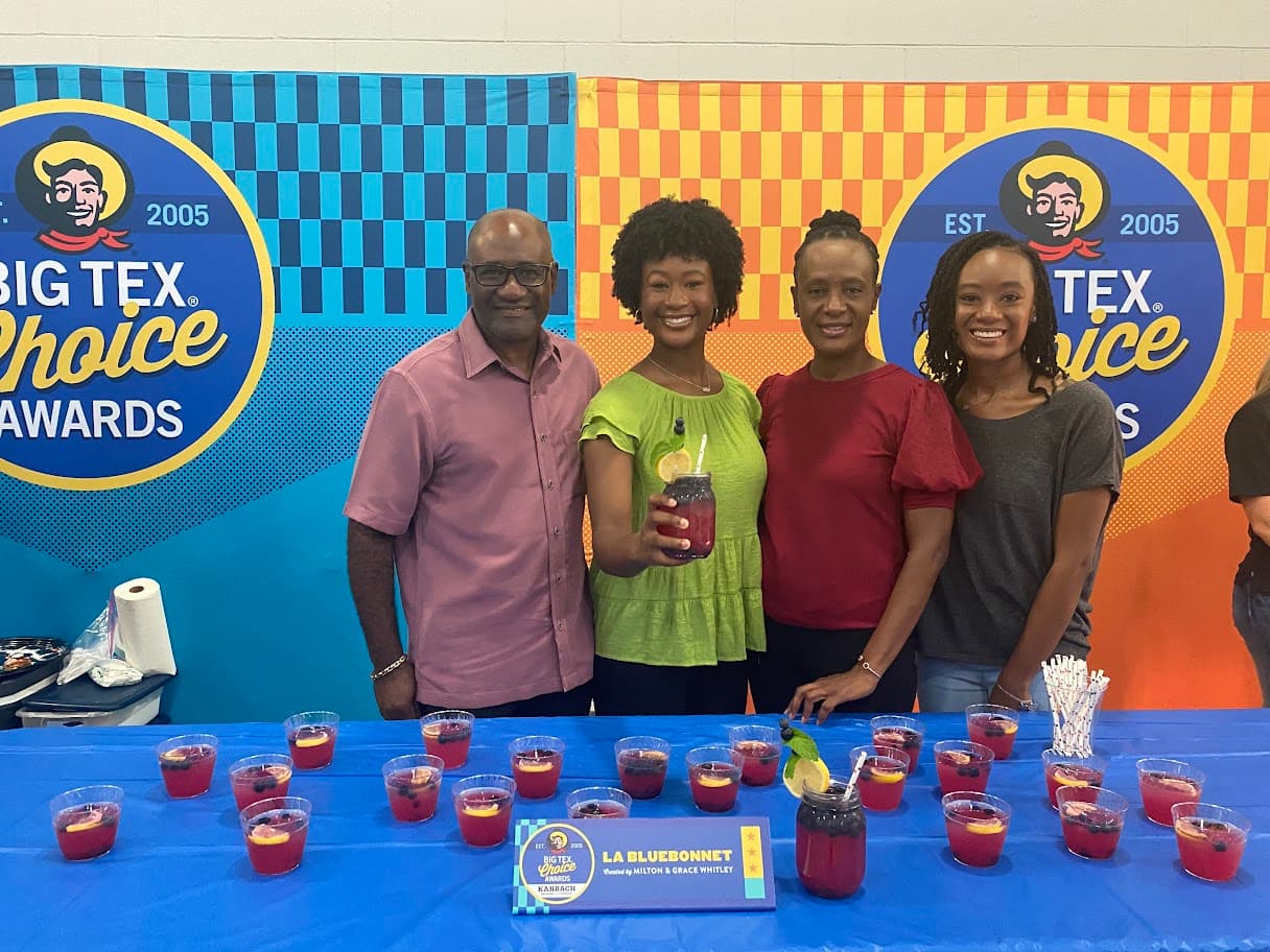 <b>La Bluebonnet:</b> Jugo de cítricos y arándanos recién exprimidos se doblan en una base azucarada y se agitan para lograr el equilibrio perfecto entre dulce y ácido. Se sirve con hielo y se cubre con un toque de limón, menta y bayas.