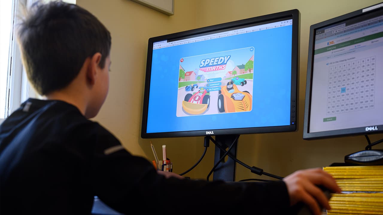 Distritos escolares están entregando equipos electrónicos para los estudiantes que no puedan ver las clases virtuales en el inicio del año escolar.