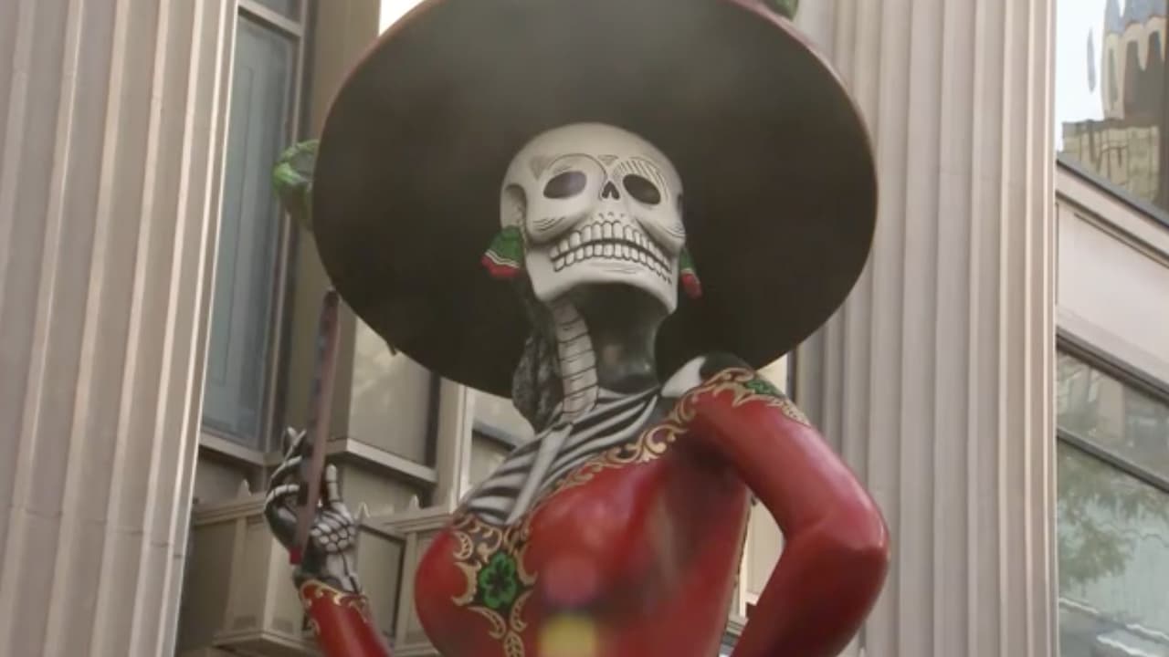 <b>Catrina gigante Michigan Ave.</b>
<br>Afuera de la tienda Colores Mexicanos puedes visitar esta hermosa escultura, que busca difundir la tradición del Día de Muertos en pleno corazón del centro de Chicago. 
<br>Aquí puedes conocer más al respecto.
<br>
<br>
<b>¿Dónde?</b> Tienda Colores Mexicanos (605 Michigan Ave.)
<br>
<b>¿Cuándo?</b> Hasta el 30 de noviembre.
<br>