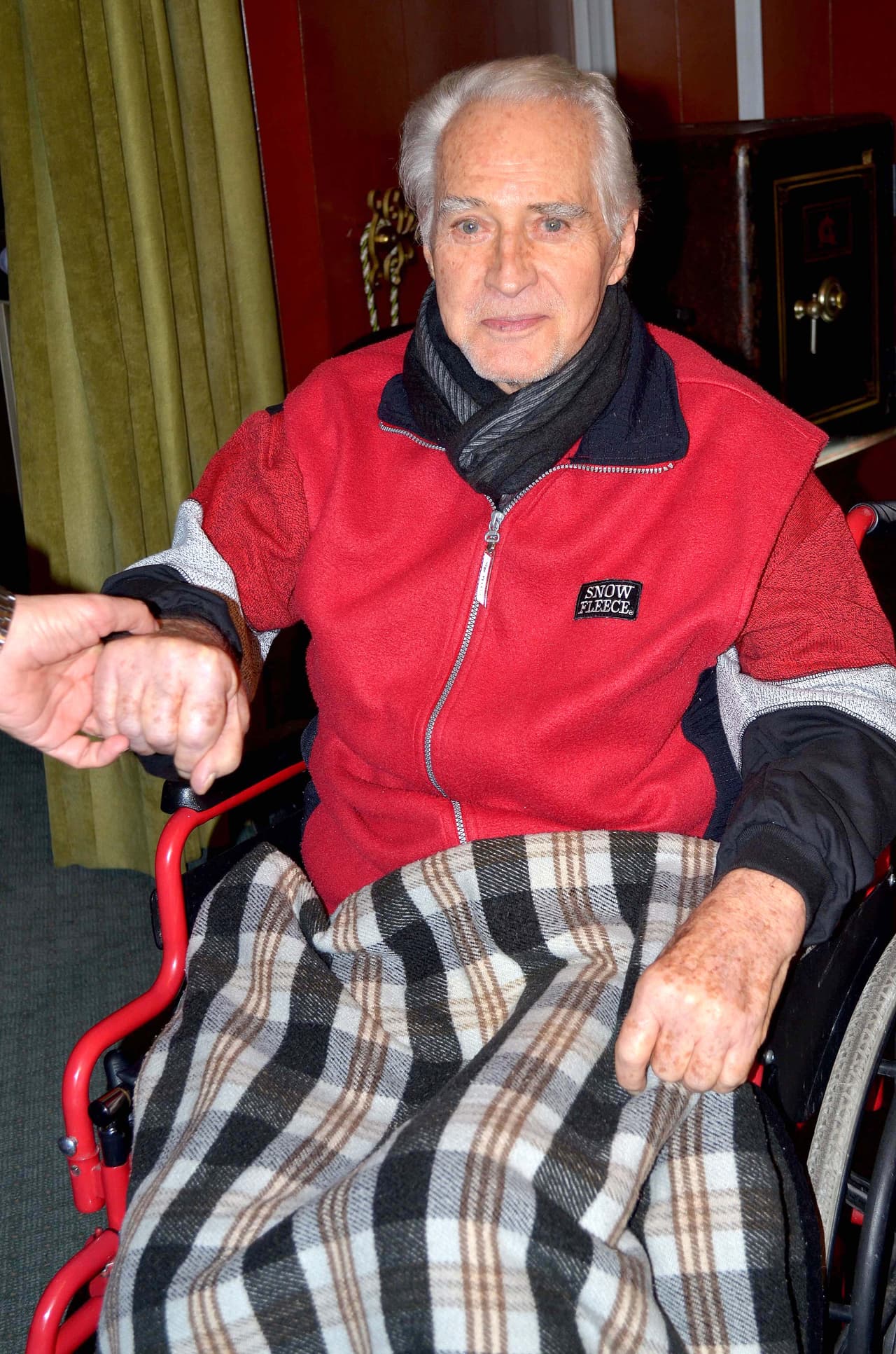 Actualmente así luce el actor, quien no reconoce a su propia familia, pues la enfermedad sigue avanzando, pero cuenta con el amor de su familia quien vela por su salud.