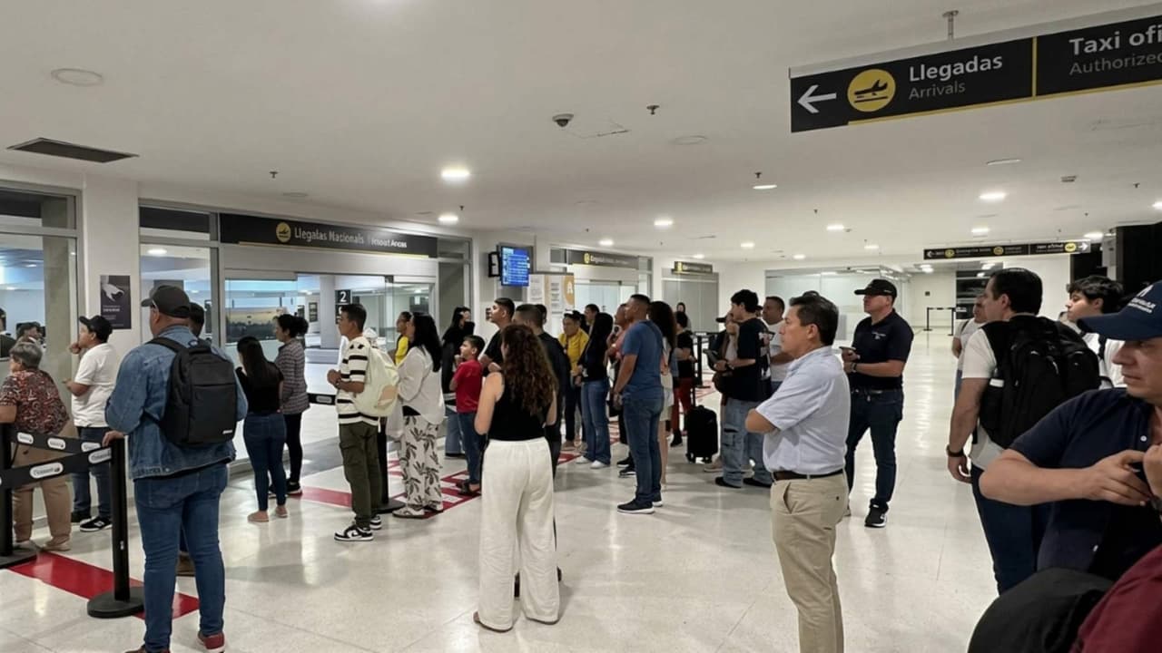 Venezuela restringe vuelos comerciales; quienes buscan regresar al país, lo hacen por carretera