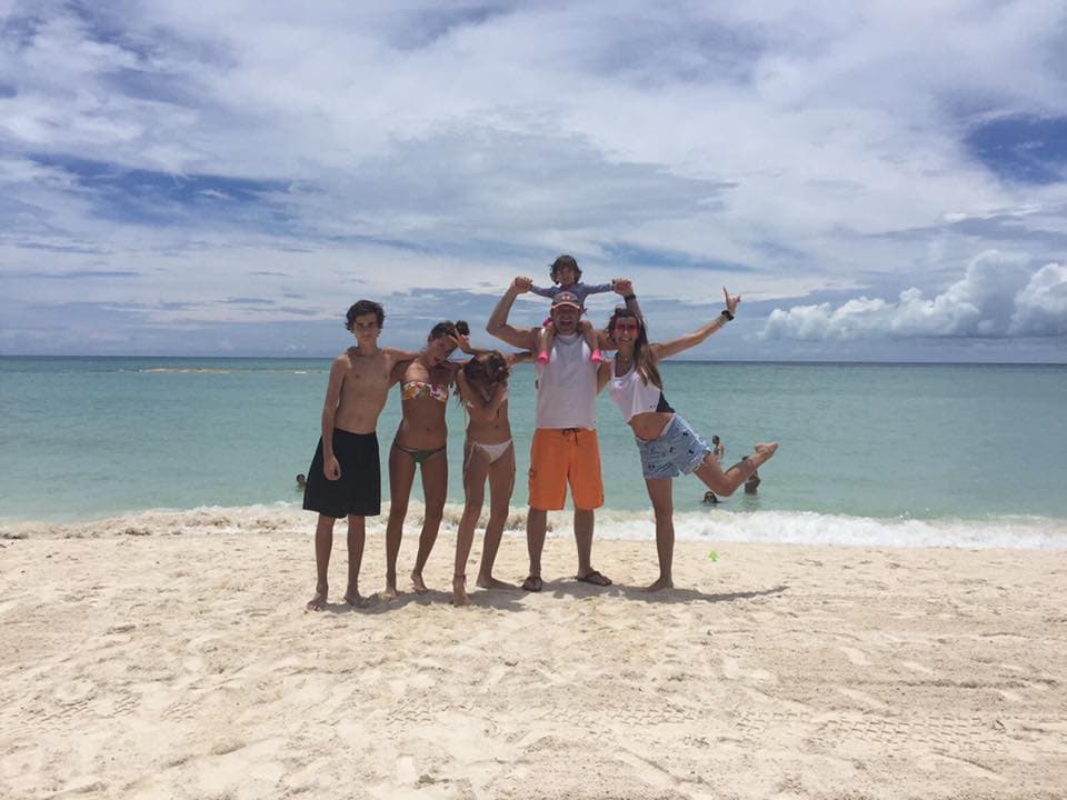 Como buen padre orgulloso, Alan presume a su 'big family', como él mismo le llama.