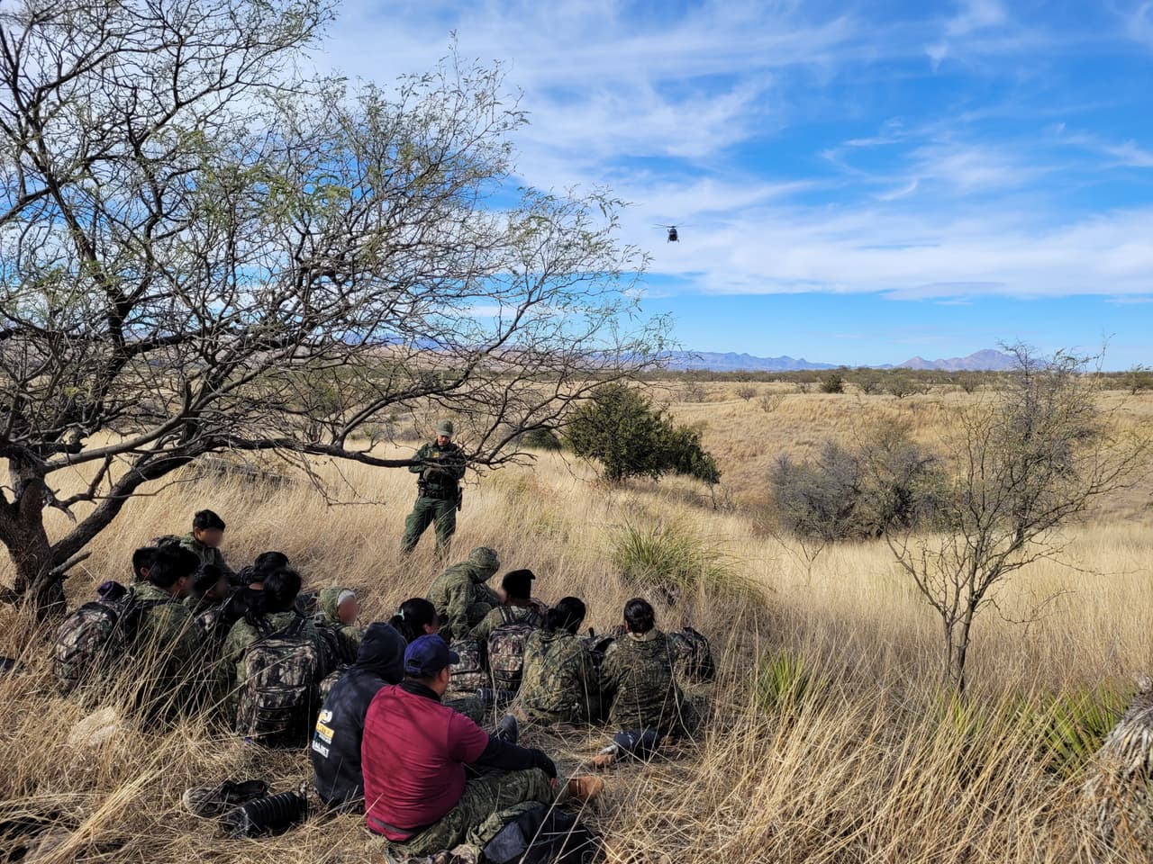 Agentes del sector de Tucson asignados al equipo de respuesta móvil se desplegaron después de que la tecnología de cámaras detectara un gran grupo de sujetos camuflados cerca de Nogales, Arizona. Con la asistencia de un activo aéreo, los agentes rastrearon y detuvieron a 17 inmigrantes mexicanos.