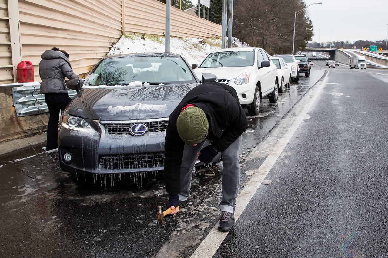 <b>Cuando deje de nevar, levanta el capó para indicar que necesitas ayuda</b>. De este modo, cualquier persona que avance por la zona se dará cuenta de que algo anda mal con tu auto. 
<a href="https://www.univision.com/local/nueva-york-wxtv/tormenta-invernal-nueva-york-consejos-para-manejar-nieve" target="_blank">Te compartimos también algunos consejos de seguridad al momento de manejar</a>.