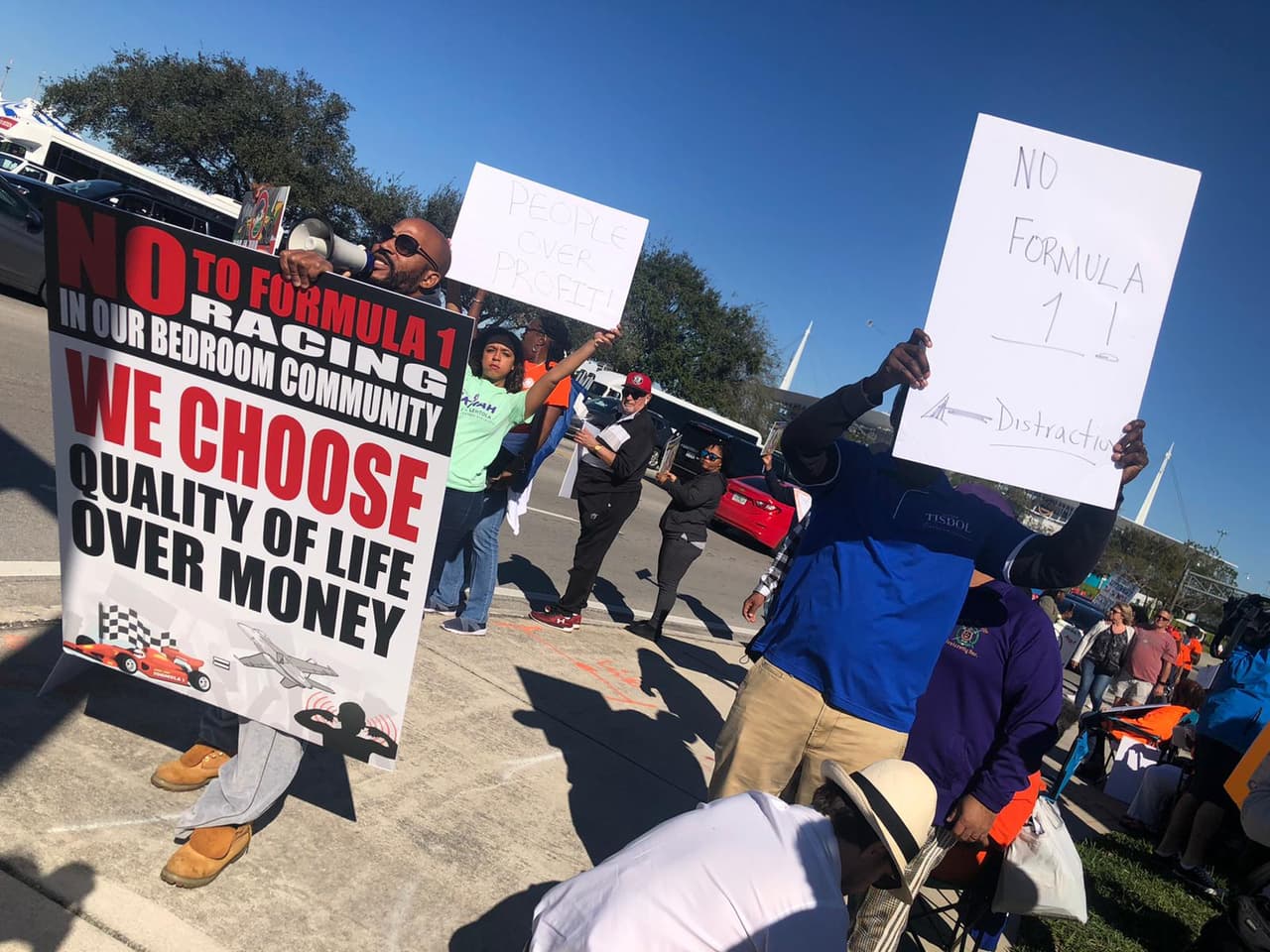 Protestas, tráfico y estacionamientos a $100: así están los alrededores del Super Bowl