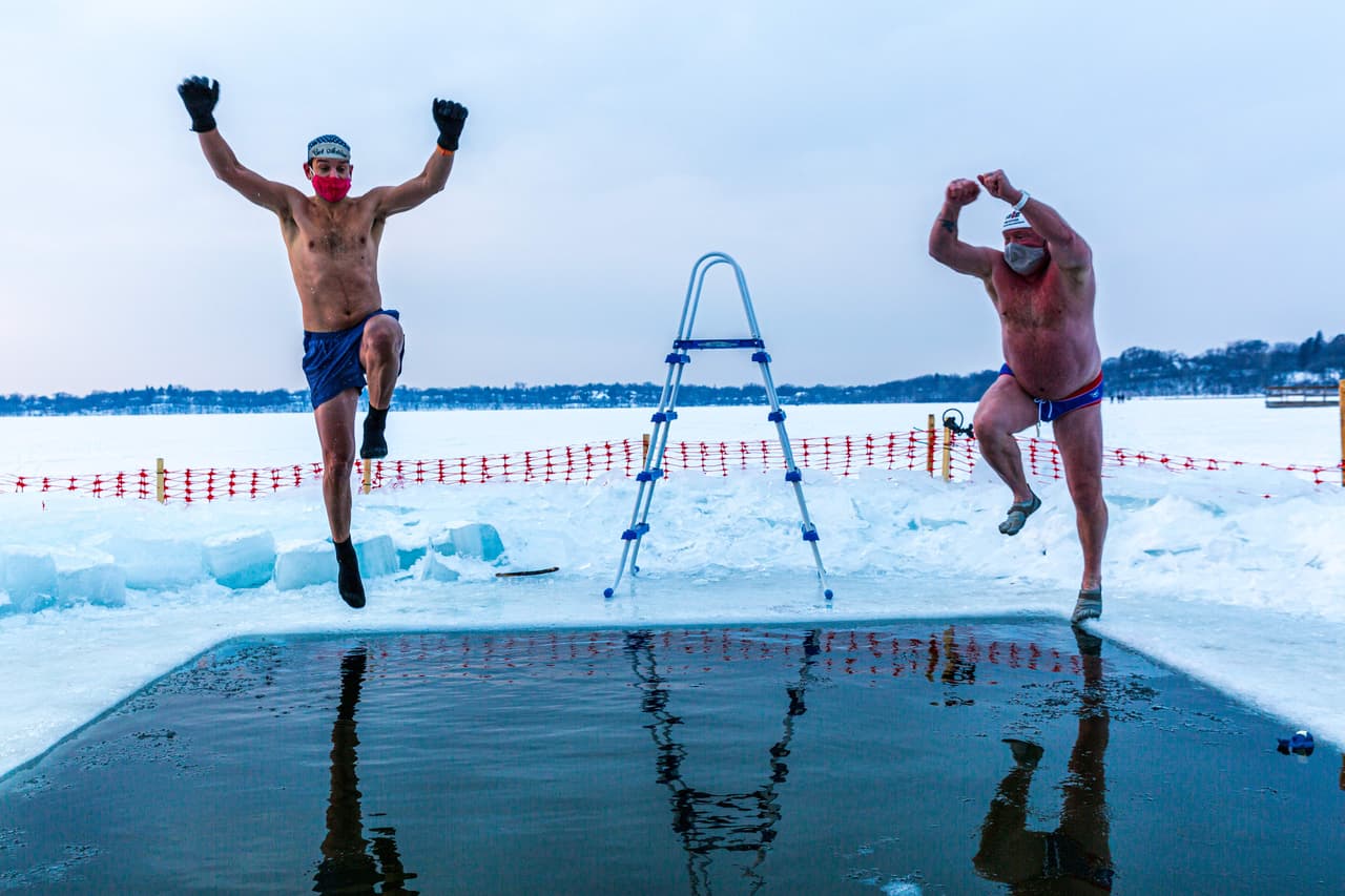 En la imagen, Nick y Bradley se lanzan en la Lago Harriet.