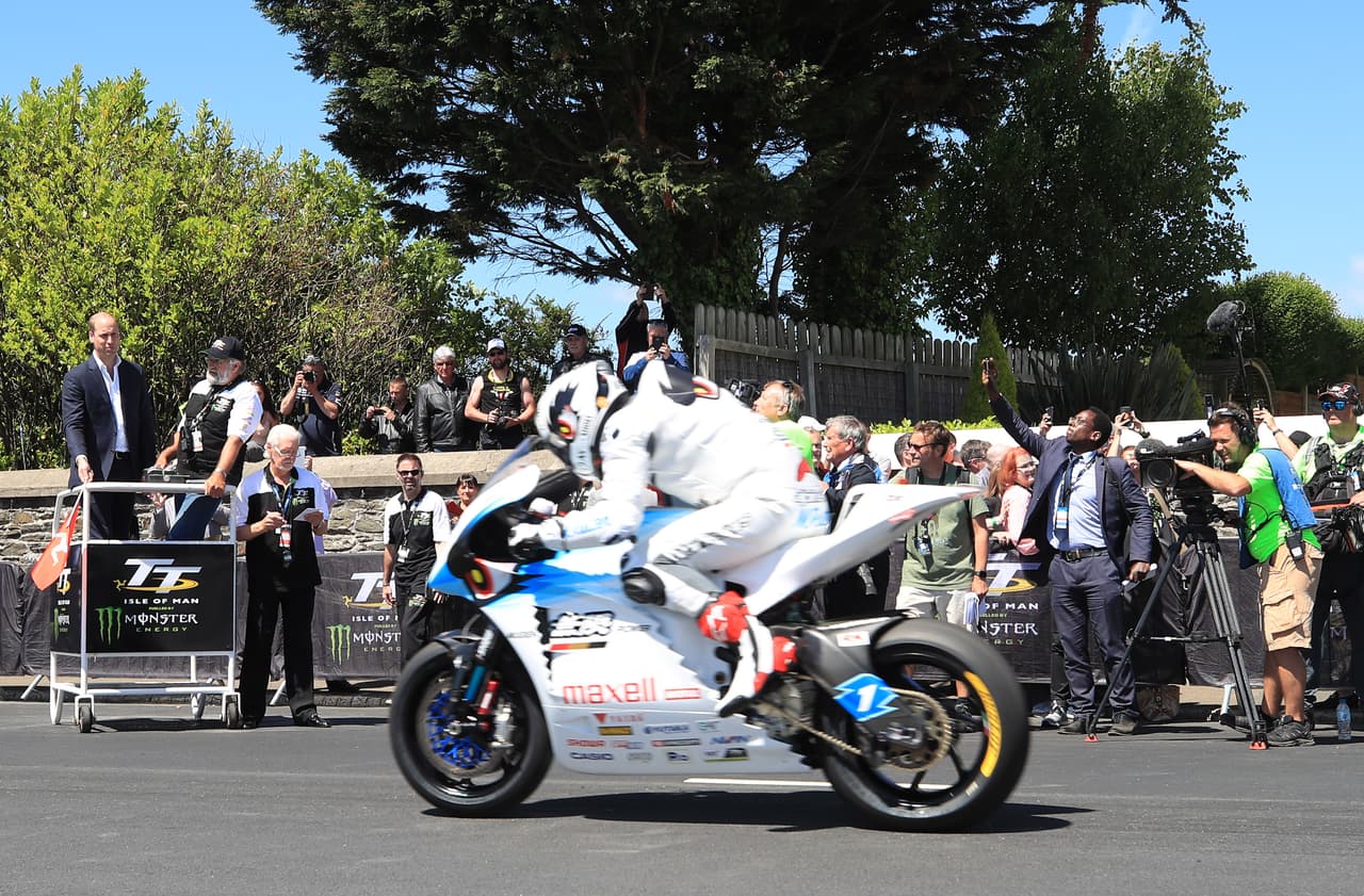 La TT de la Isla de Man está integrada por cinco categorías: Senior TT (la principal), Sidecar (con un copiloto), Superstock TT, Supersport TT y Lightweight TT.