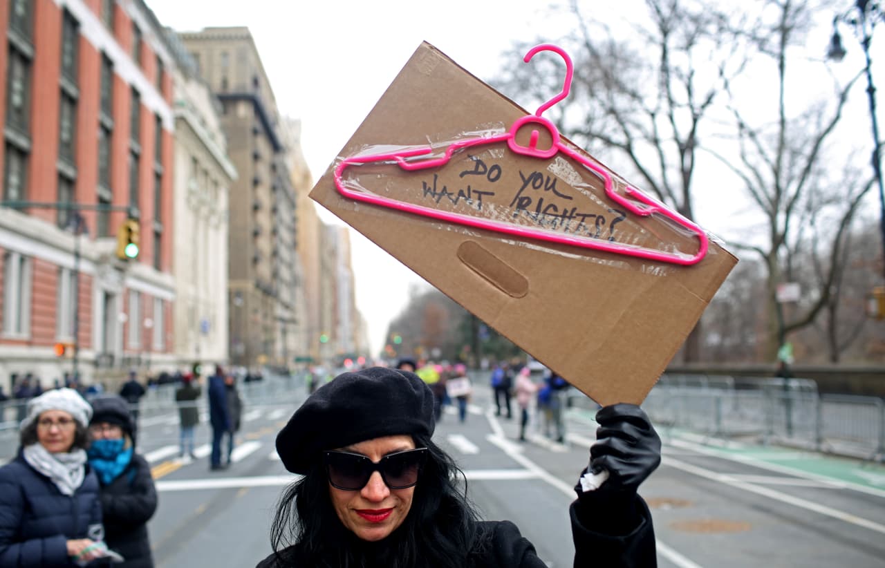 En Nueva York, Aracely Sánchez, portó un gancho de ropa con el mensaje: "¿quieres derechos?". Miles acudieron a la protesta en la Gran Manzana.
