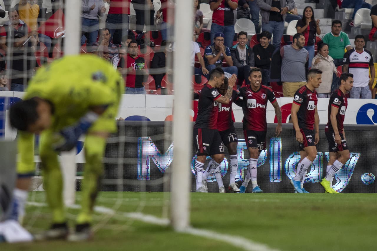 Con goles de Juan Castro al minuto 61 y Nicolas Ibañes al 90+3, el Atlético san Luis gana y pone en problemas al Atlas.