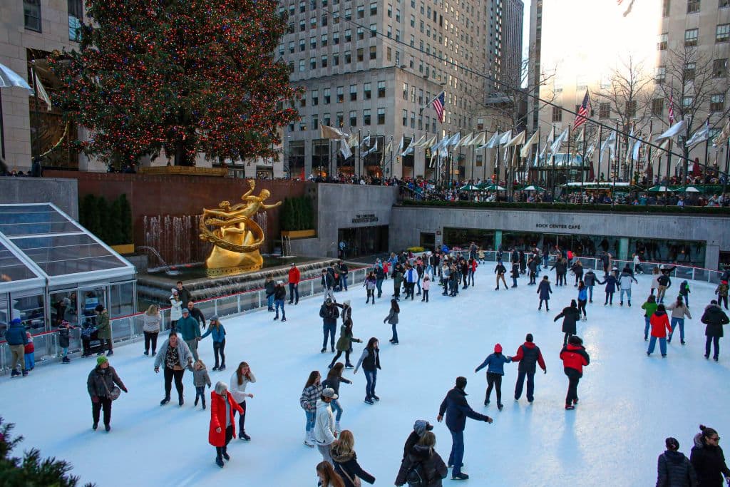 La pista está ubicada en Rockefeller Plaza entre las calles 50 y 49. Si necesitas más información, puedes llamar al Tel. (212) 771-7200 O escribir a: therink@rockefellercenter.com
<br>