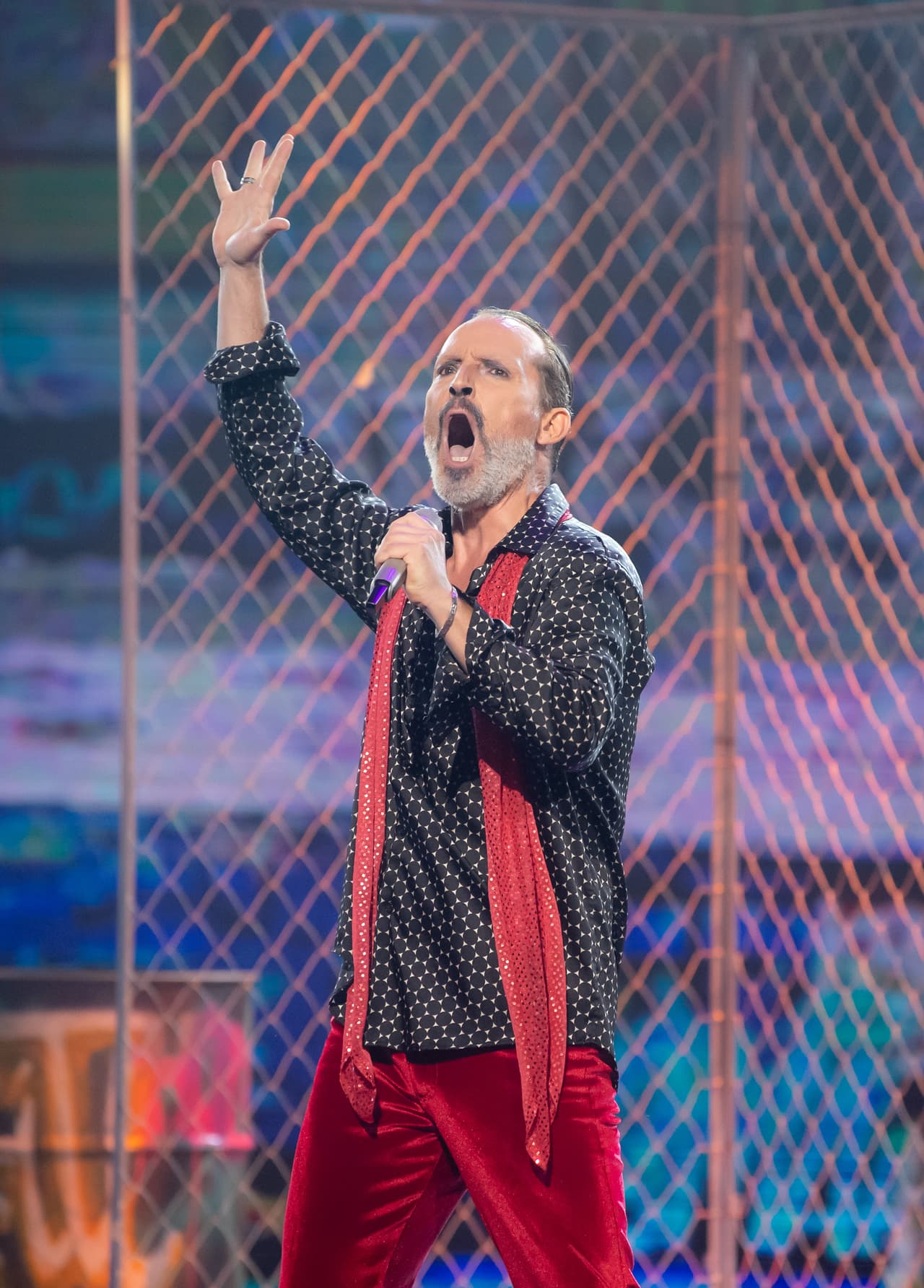 Como él había elegido, se enfrentó con el imitador de Miguel Bosé.