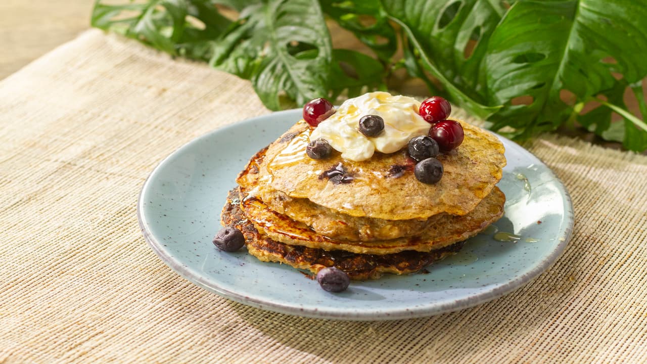 Hot cakes de avena con plátano y blueberries