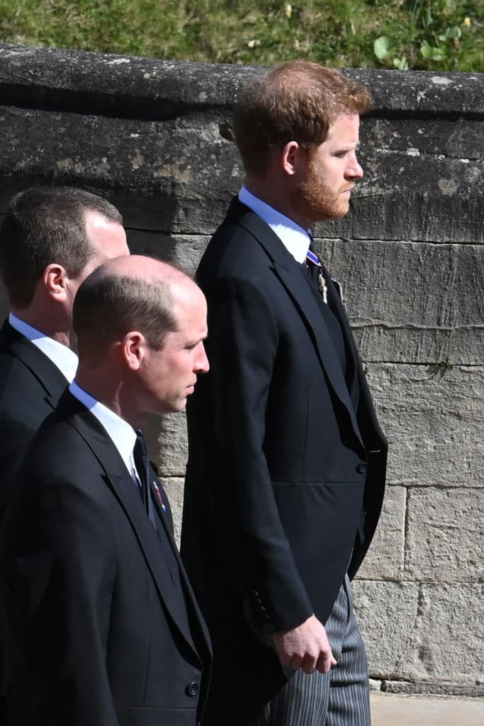 El príncipe William le habría dicho a su hermano menor que la ceremonia "fue genial". Harry supuestamente le respondió que 
<b><a href="https://www.express.co.uk/news/royal/1424584/Prince-harry-william-talk-prince-philip-funeral-lip-reading" target="_blank">"como él quería"</a></b>, refiriéndose a los deseos de su abuelo, según un análisis de lectura de labios publicado por el Daily Express. 
<br>