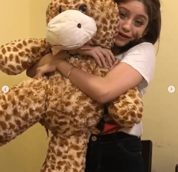 Sus fans le conocen esta debilidad, por lo que la joven ha sumado una infinidad de muñecos de peluche a su colección. Afortunadamente los obsequios tienen un buen fin.