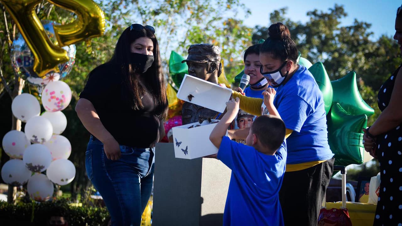 Entre los sospechosos por la muerte de la soldado 
<a href="https://www.univision.com/local/houston-kxln/nena-ellos-encontraron-partes-esto-fue-lo-que-un-soldado-y-su-novia-le-hicieron-a-vanessa-guillen">está una mujer que fue arrestada y un soldado</a> se quitó la vida antes de que fuera detenido.