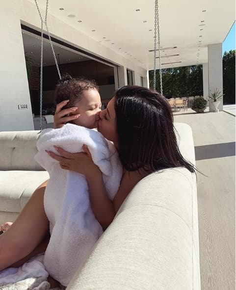 "Ni siquiera he pensado cuándo dejaré que 
<b>Stormi use maquillaje</b>. No sé, solo voy a ver", comentó Jenner en el video.