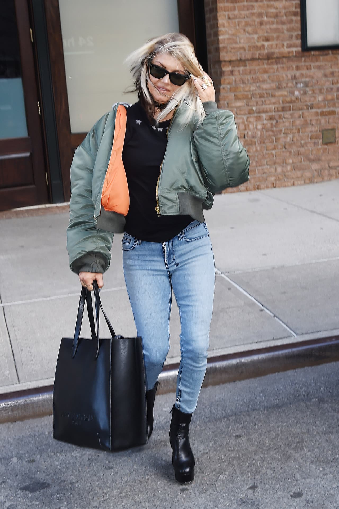 Fergie salía del salón de belleza muy glamorosa, como siempre.