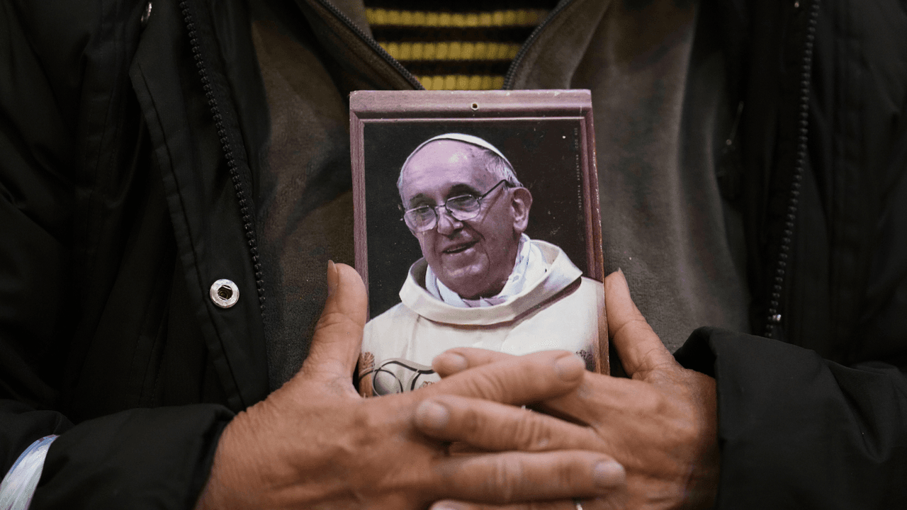 El papa Francisco incluso 
<a href="https://www.univision.com/local/san-antonio-kwex/papa-francisco-masacre-uvalde-tiroteo-escuela-primaria-robb-texas" target="_blank">reaccionó a la masacre en Uvalde, donde un atacante asesinó a 19 niños y dos maestras con un arma de fuego</a>. Él hizo un llamado a la paz tras enviar un telegrama al arzobispo García-Siller.
<br>
<br>"
<b>Tengo el corazón entristecido por el tiroteo en la escuela primaria en Texas",</b> dijo el Pontífice en una audiencia general en el Vaticano en aquel tiempo. “Rezo por los niños y los adultos asesinados y por sus familias... Es tiempo de decir: ¡Basta al tráfico indiscriminado de armas! Comprometámonos todos para que tragedias como esta no puedan ocurrir más”.