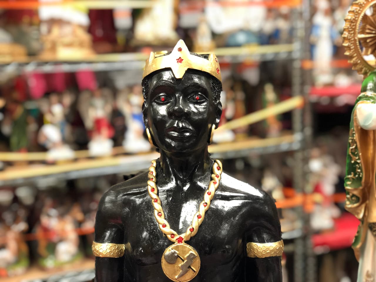 Shango es considerado el santo africano de las siete potencias y quienes creen en él, le hacen peticiones de dinero, abundancia y amor.