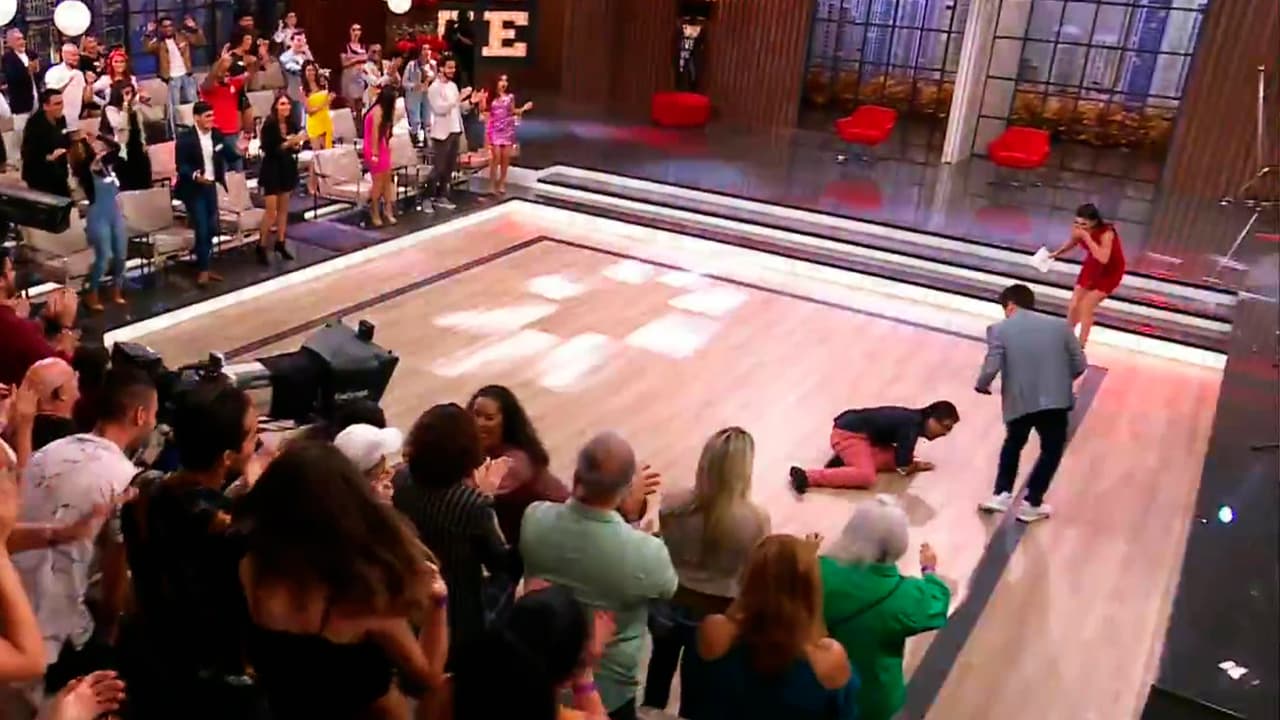 Pero uno de los momentos más divertidos fue cuando ambos se desataron a bailar por el estudio y, en un mal paso, el flechado terminó en el piso, ante lo cual Rafa acudió a su auxilio.