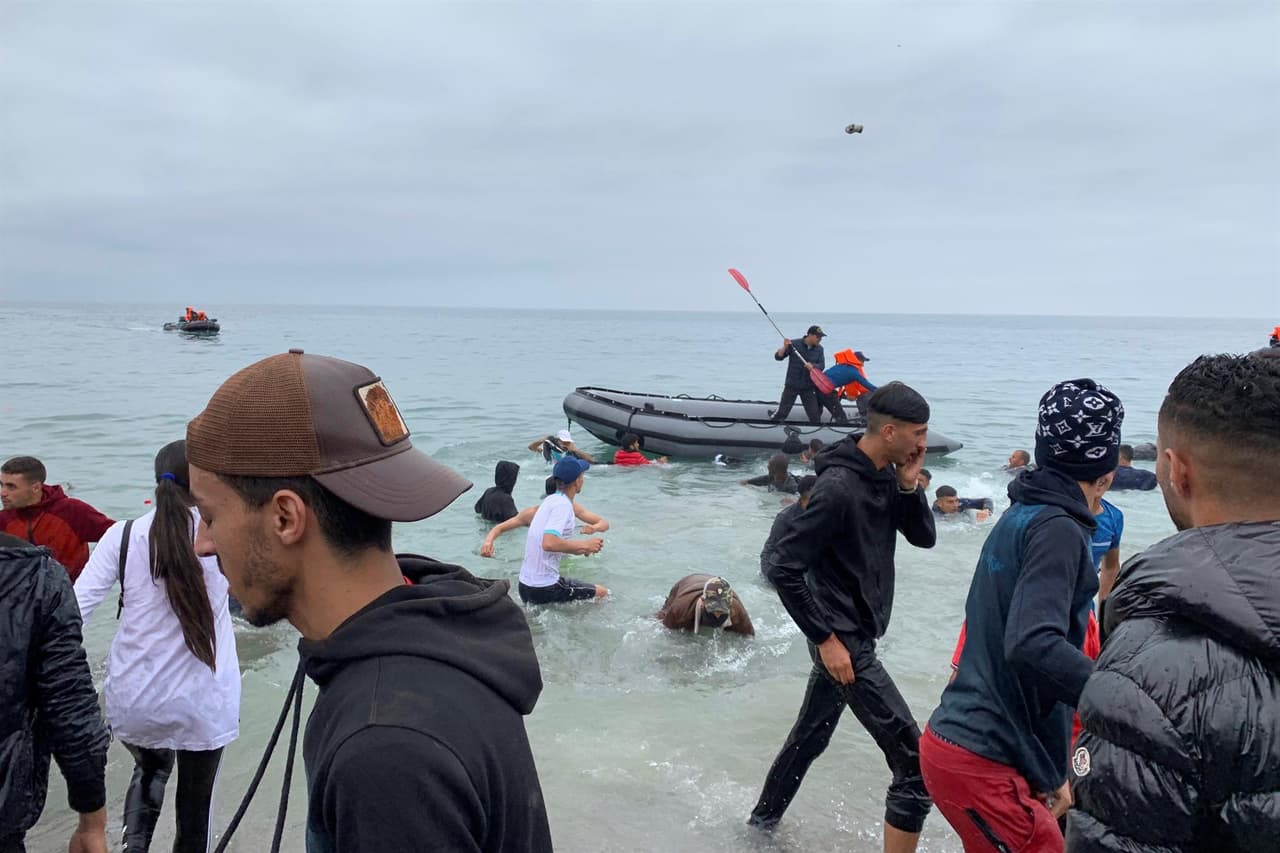 Quienes no pudieron cruzar a través de la cerca, decidieron tomar varias embarcaciones de la guardia costera en la playa de Fnideq con la intención de cruzar a Ceuta. El acontecimiento ha ocurrido después de que 
<b>Marruecos</b> 
<b>decidiera levantar sus</b> 
<b>controles migratorios</b>, lo que ha tensado la relación con España.