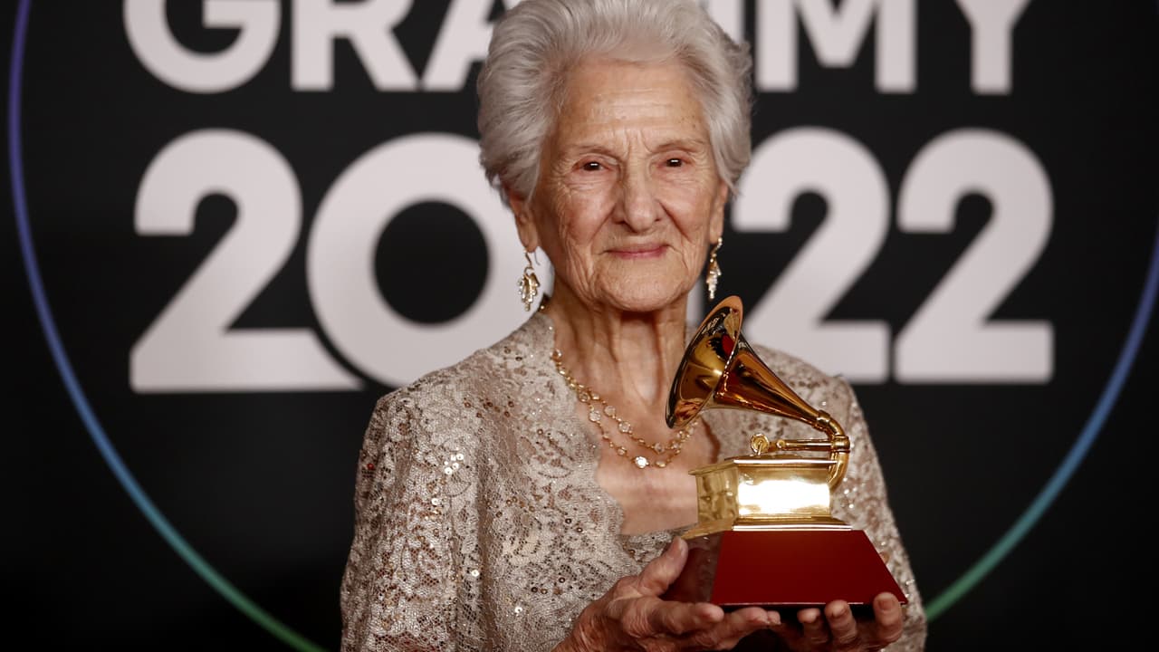 La cantante cubana Ángela Álvarez cuando ganó el Latin GRAMMY 2022 al Mejor Artista Nuevo a sus 95 años.