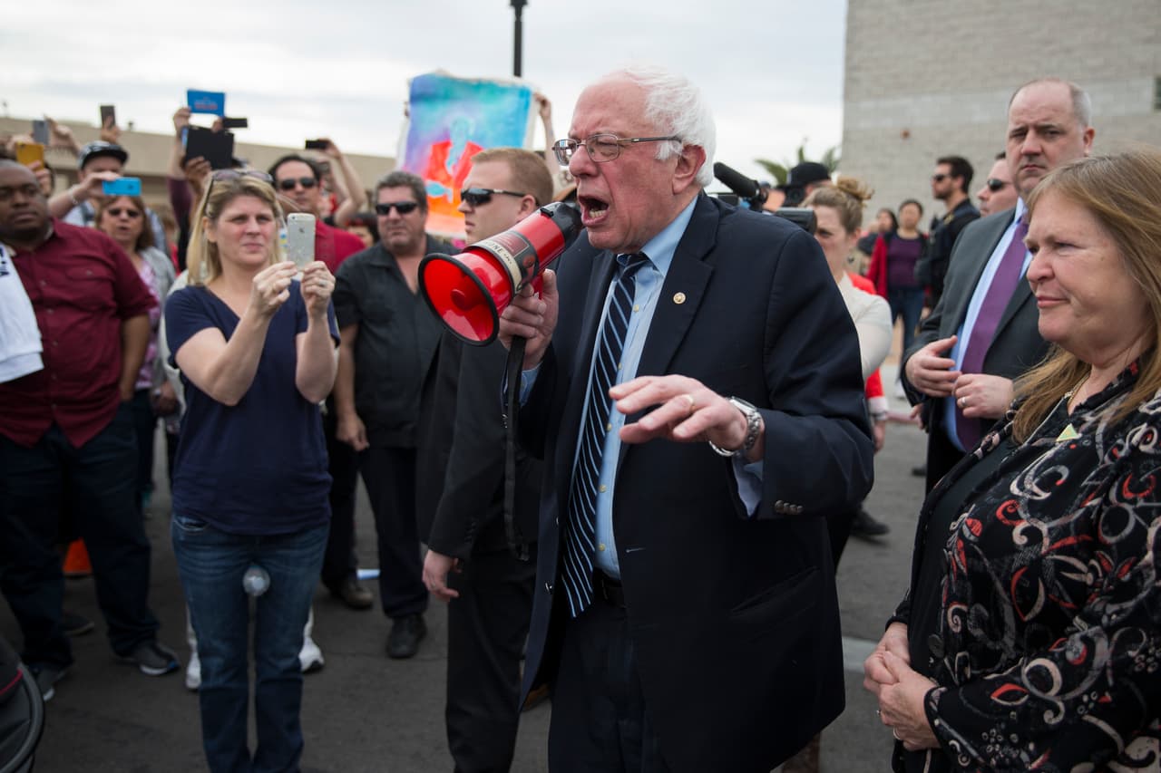 Bernie Sanders hace campaña en una escuela de Las Vegas, Nevada