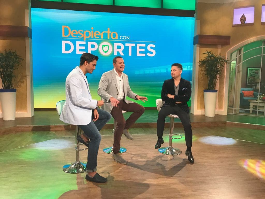 Aprovechando la visita de Larry, nos enteramos que es my fanático del fútbol.