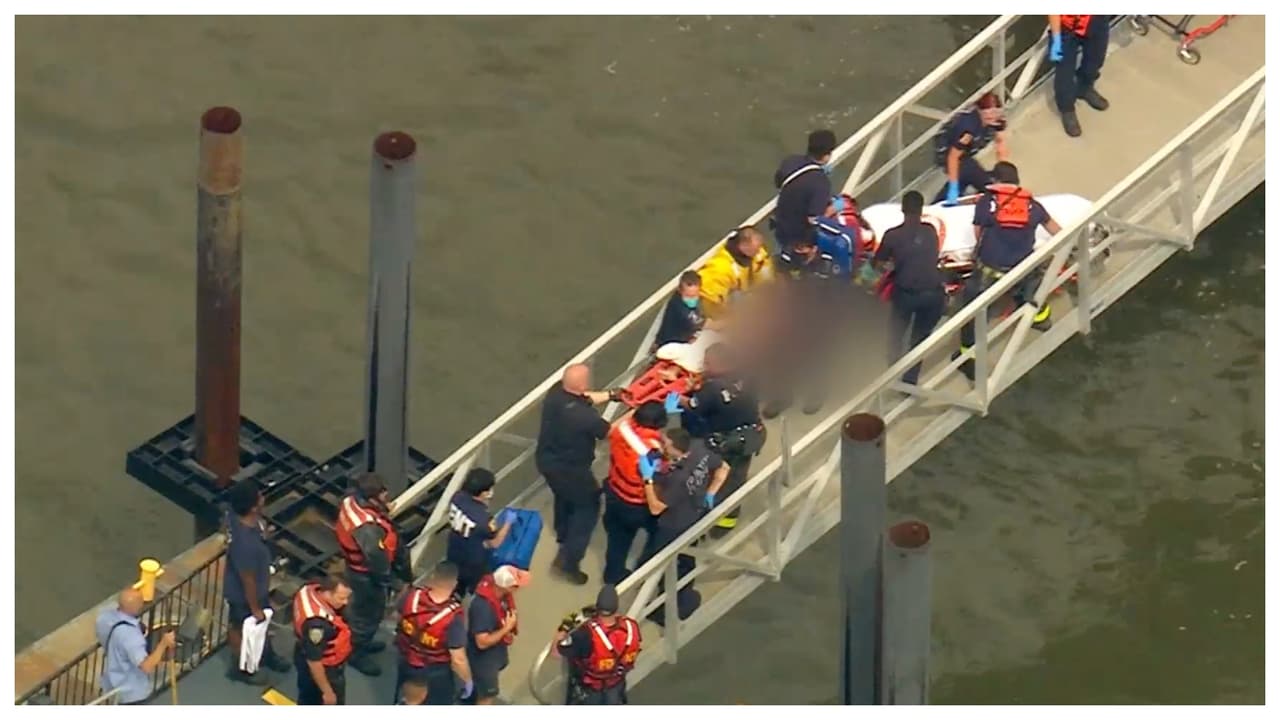 Según uno de los rescatistas, Luis Vacca, quien trabaja para NY Waterways, cuando acudió a la escena, una mujer gritaba pidiendo que ayudaran a 
<b>un niño que estaba atrapado en la base del bote. </b>