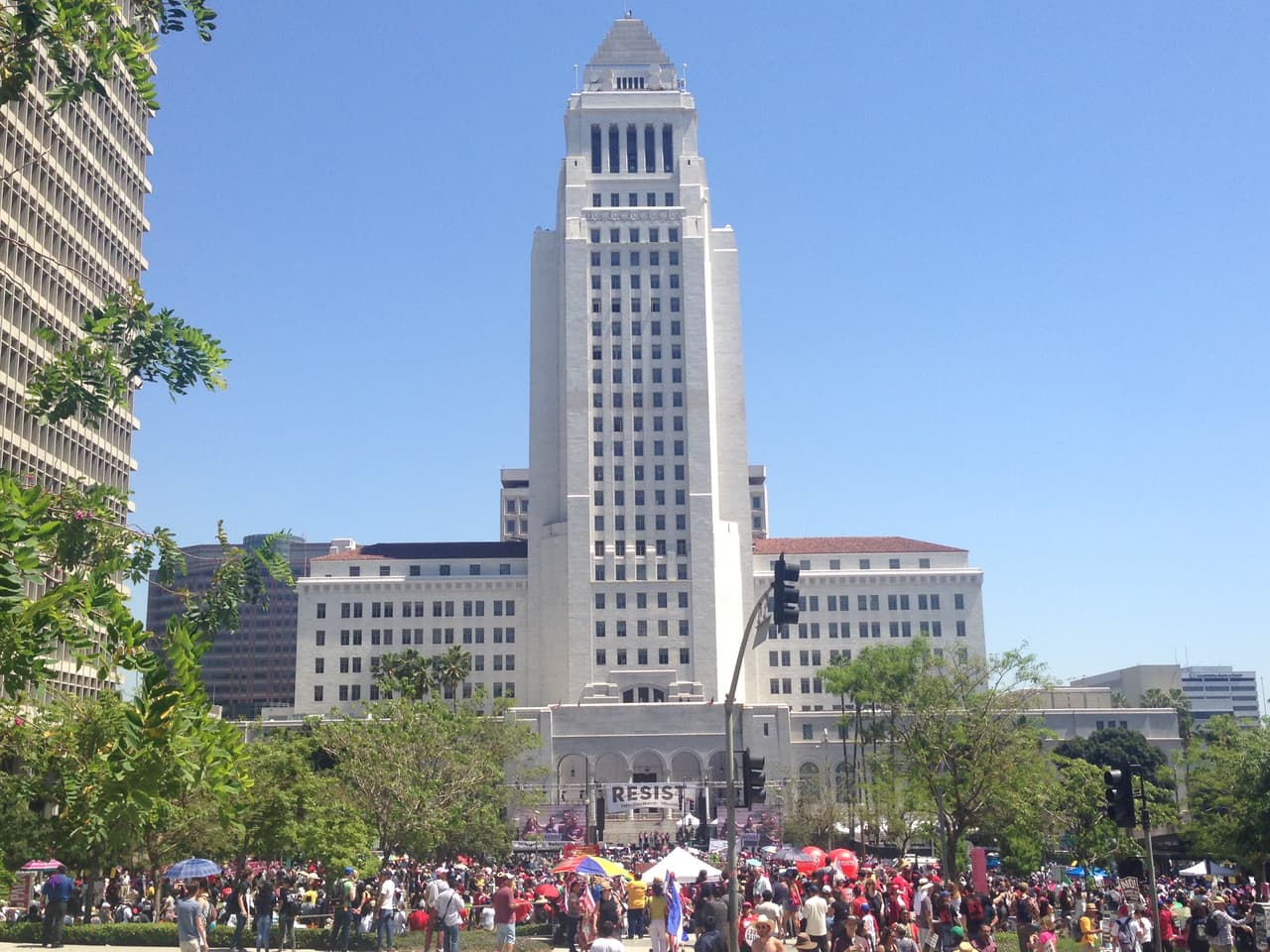La marcha del 'May Day' concluyó con un mitin frente al Ayuntamiento de Los Ángeles.