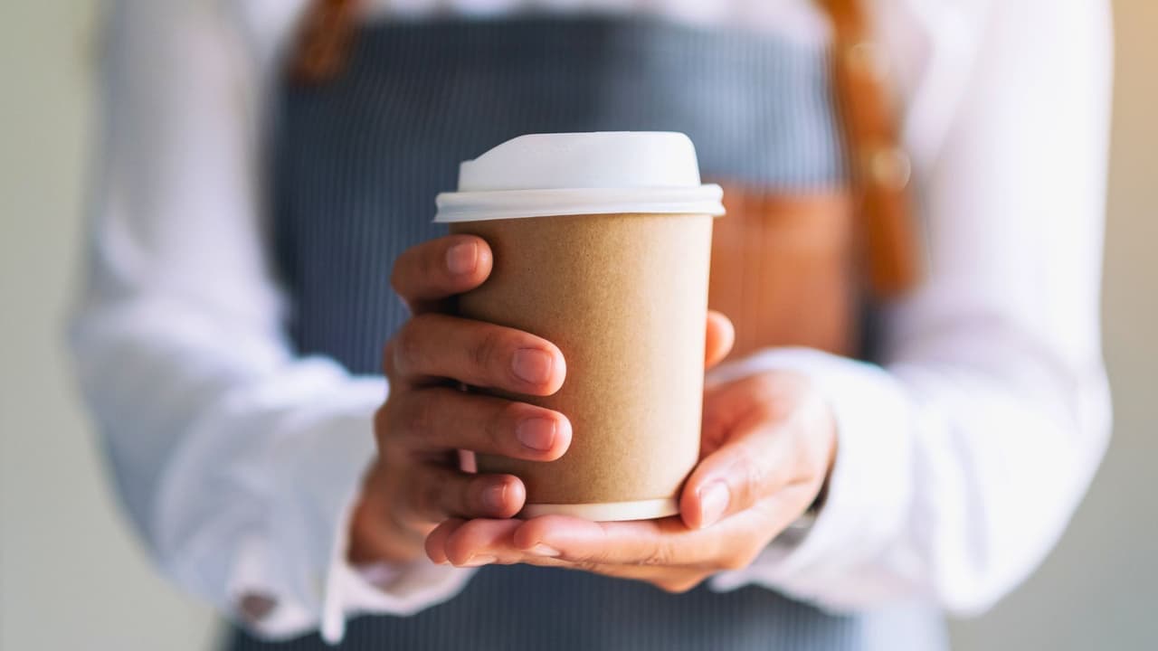 En 
<b>Florida</b>, donde el café tiene un precio promedio de 4.50 dólares, podrías comprar 6.87 millones de cafés, 
<b>suficiente para alimentar la pasión cafetera de toda la población de Miami </b>durante un mes entero. Y en Misuri, donde un café promedio cuesta alrededor de 3.50 dólares, podrías comprar 8.82 millones de cafés, suficiente para abastecer de energía a todos los habitantes de St. Louis durante varios meses.