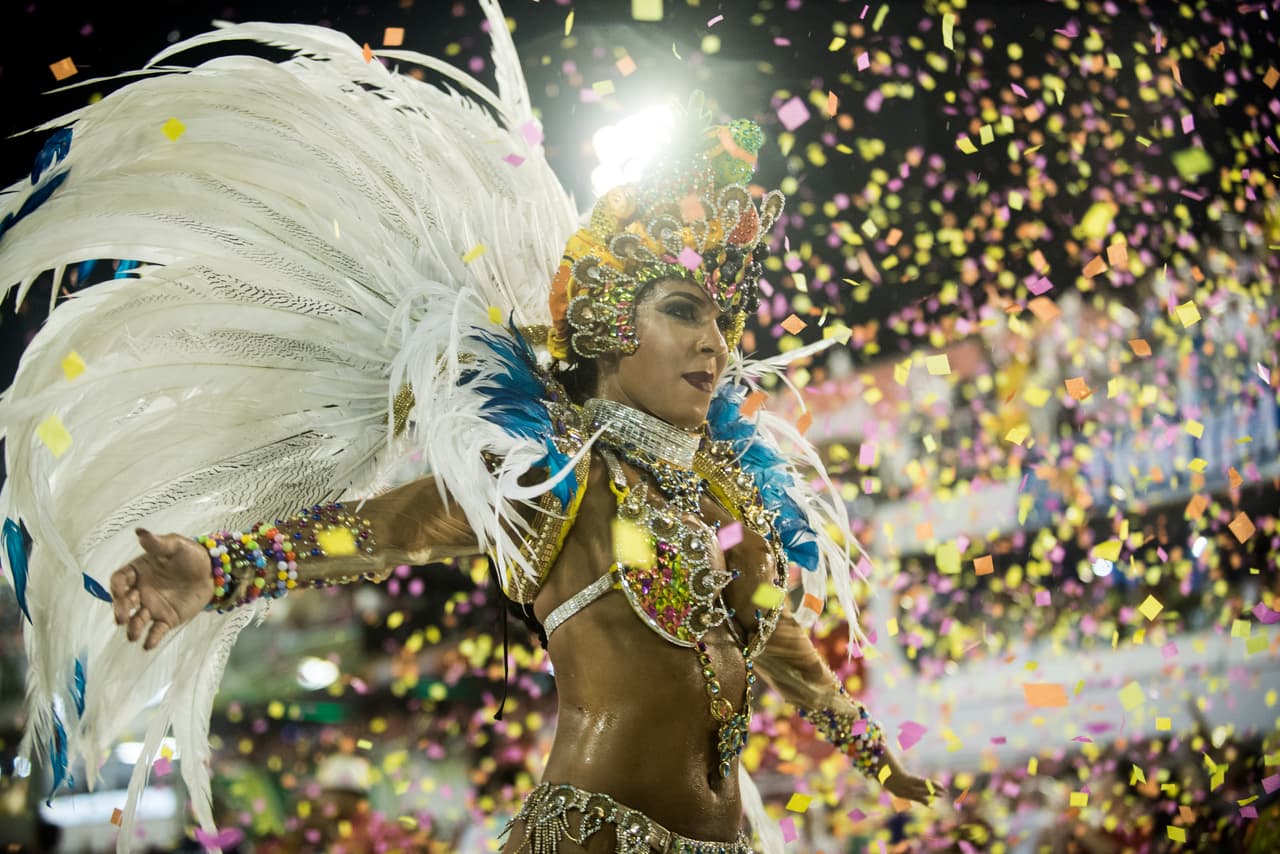 Una veintena de personas resultaron heridas en el Sambódromo de Río de Janeiro, en Brasil, este domingo cuando una carroza perdió el control y al maniobrar chocó contra unta tribuna vallada.