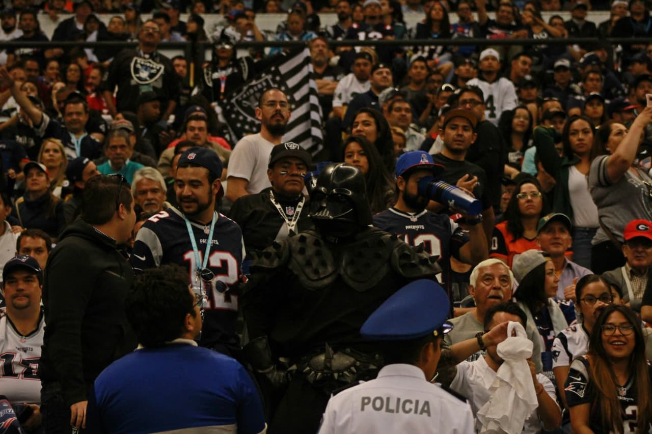 Pese a la derrota, la pintoresca afición de los Raiders no abandonó las gradas hasta que terminara el partido.