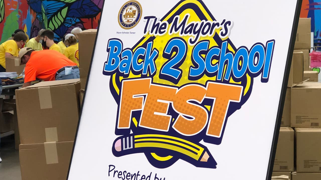 La feria será el
<b>14 de agosto de 2021</b> en el estacionamiento amarillo del
<b><a href="https://www.google.com/maps/place/NRG+Stadium/@29.6847219,-95.4128961,17z/data=!3m1!4b1!4m5!3m4!1s0x8640c0194b406bad:0x1b0f6ec2399a9d57!8m2!3d29.6847219!4d-95.4107074?hl=en" target="_blank">NRG Stadium</a></b> de
<b>8:00 am a 4:00 pm</b>, o hasta que se agoten las mochilas.