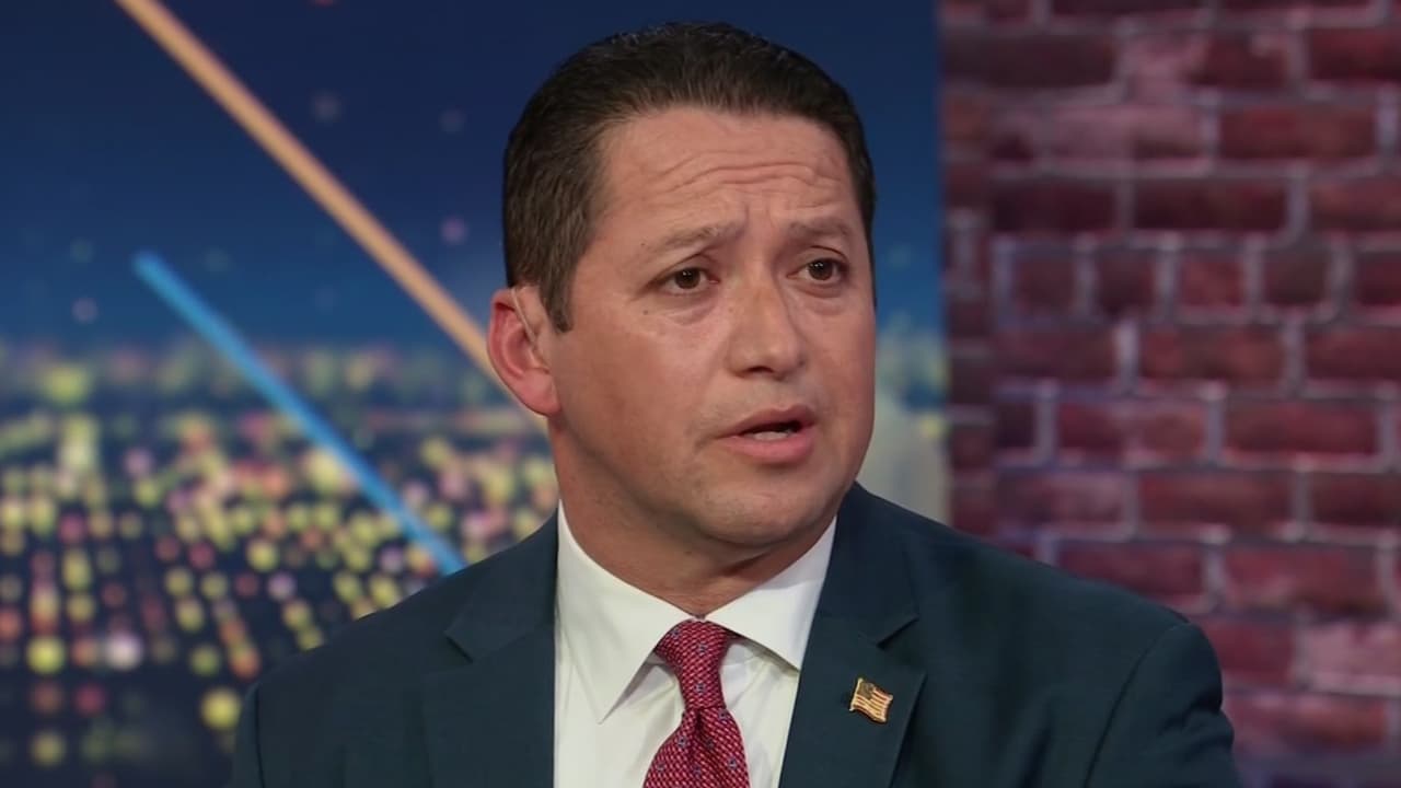 Tony González enfrenta nuevos señalamientos por mensajes explícitos a exempleada