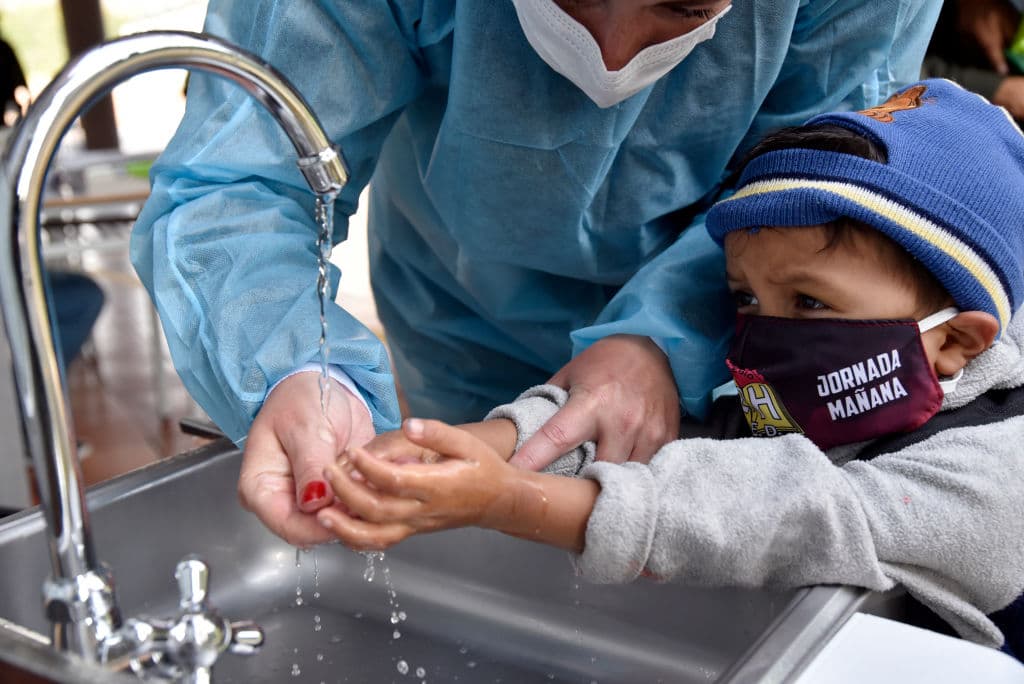 <b>Mascarilla, lavado de manos, distancia social</b>. El mensaje central de la nueva guía de los CDC es que la obsesión por la limpieza de superficies no haga que se relajen las medidas que realmente son definitorias para protegerse del virus.