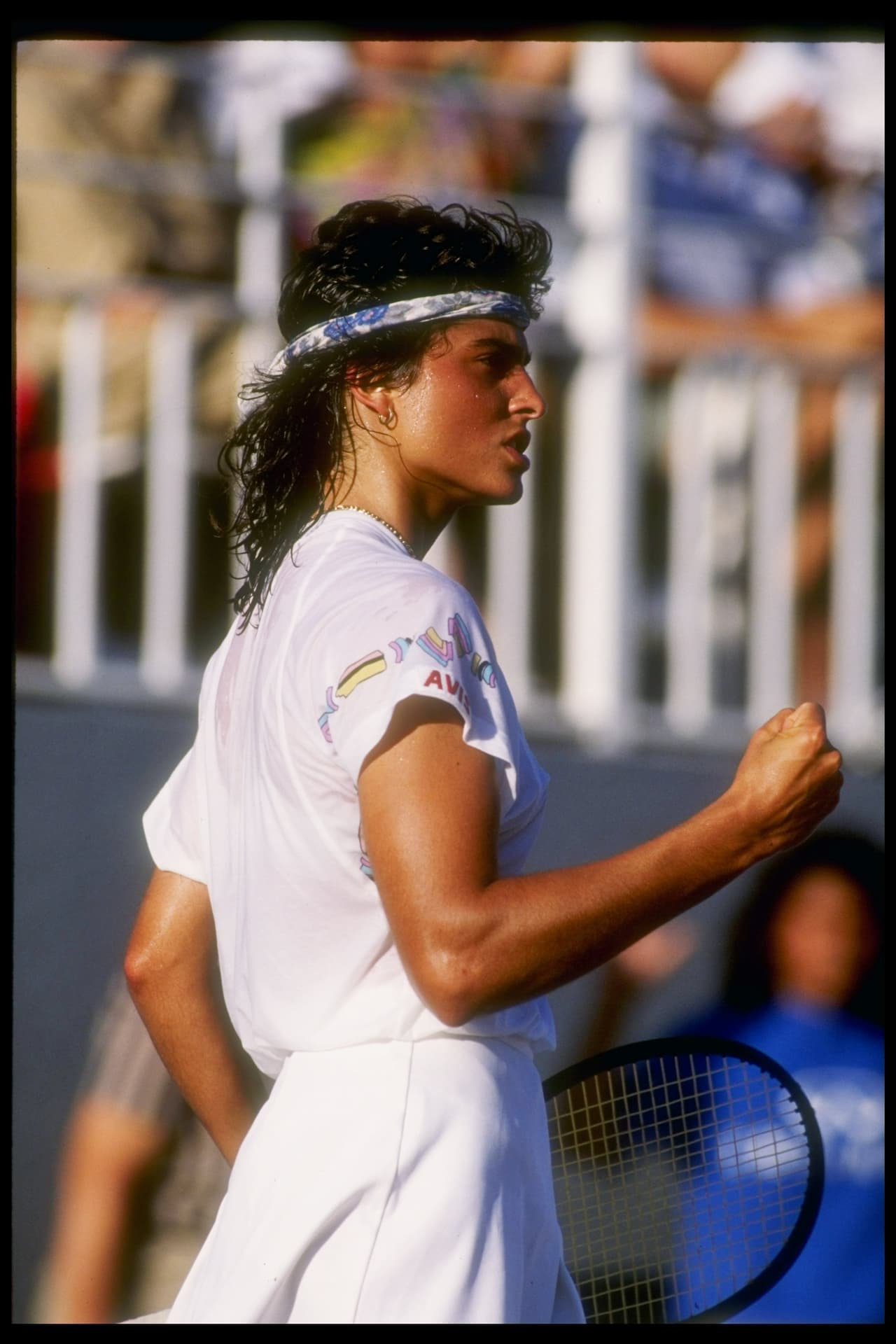 Gabriela Sabatini fue la amazona del tenis que atrapó los corazones de toda una generación, con su característica 
<i>bandana</i>, cejas pobladas, desarmadora sonrisa y belleza trigueña a prueba de balas. Antes de cumplir los 20 años, la porteña ya había calificado para los cuatro torneos Grand Slam y, al final de su carrera, había ganado 27 títulos individuales y alcanzado las finales de tres competencias Grand Slam. Sabatini ganó el Abierto de Estados Unidos en 1990, el campeonato dobles de Wimbledon 1988 y dos 
<i>WTA Tour Championships</i> en 1988 y 1994, además de la medalla de plata en los Juegos Olímpicos de Seúl 1988. No tan bien conocida es su línea de perfumes, 19 fragancias hasta la fecha, que curiosamente se encuentra entre las líneas de perfumes de celebridades más exitosa.
<br>