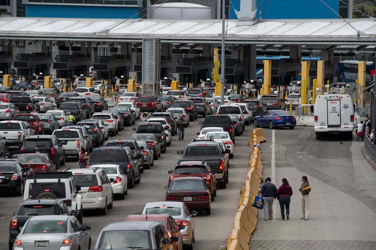 Las filas de automóviles aguardan para entrar a los Estados Unidos desde Tijuana en el puerto de San Ysidro. 
<br>