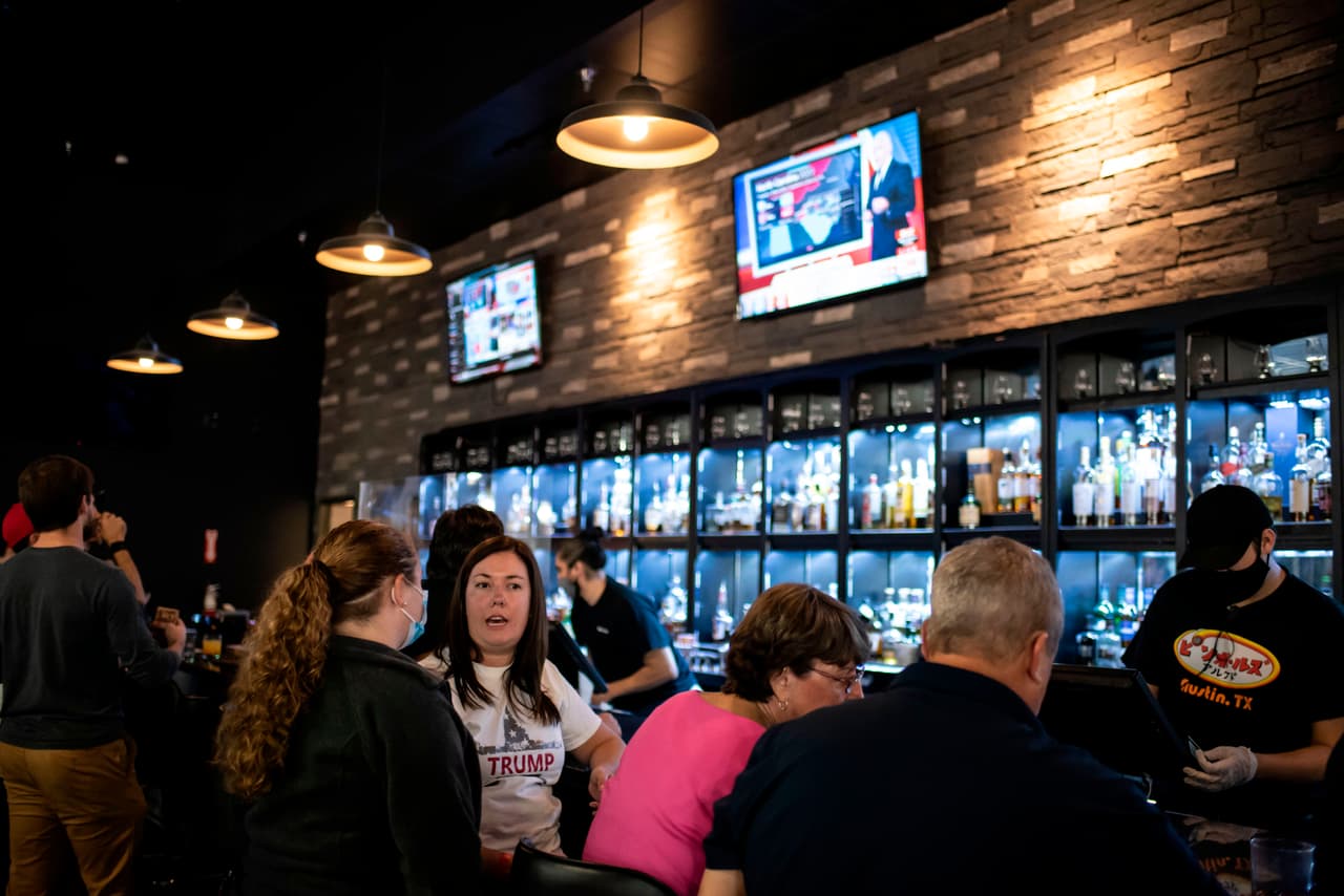 Según la tabla de evaluación de riesgos, una de las actividades más peligrosas en esta temporada festiva para contagiarse con la enfermedad es celebrar año nuevo en un club nocturno o asistir a un bar.
<br>