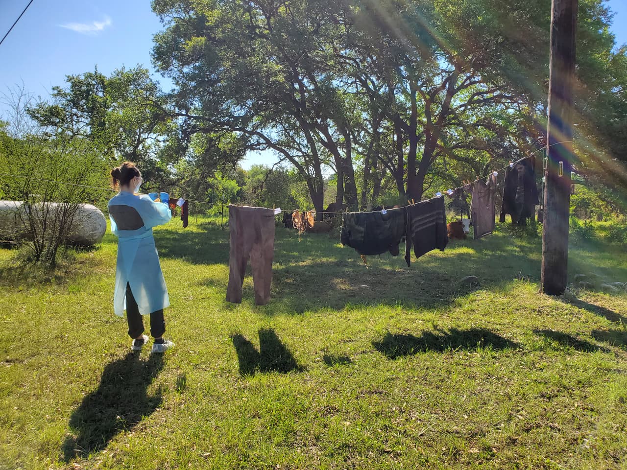 Una voluntaria de Operación Identificación limpia pertenencias halladas entre los migrantes exhumados en Eagle Pass.