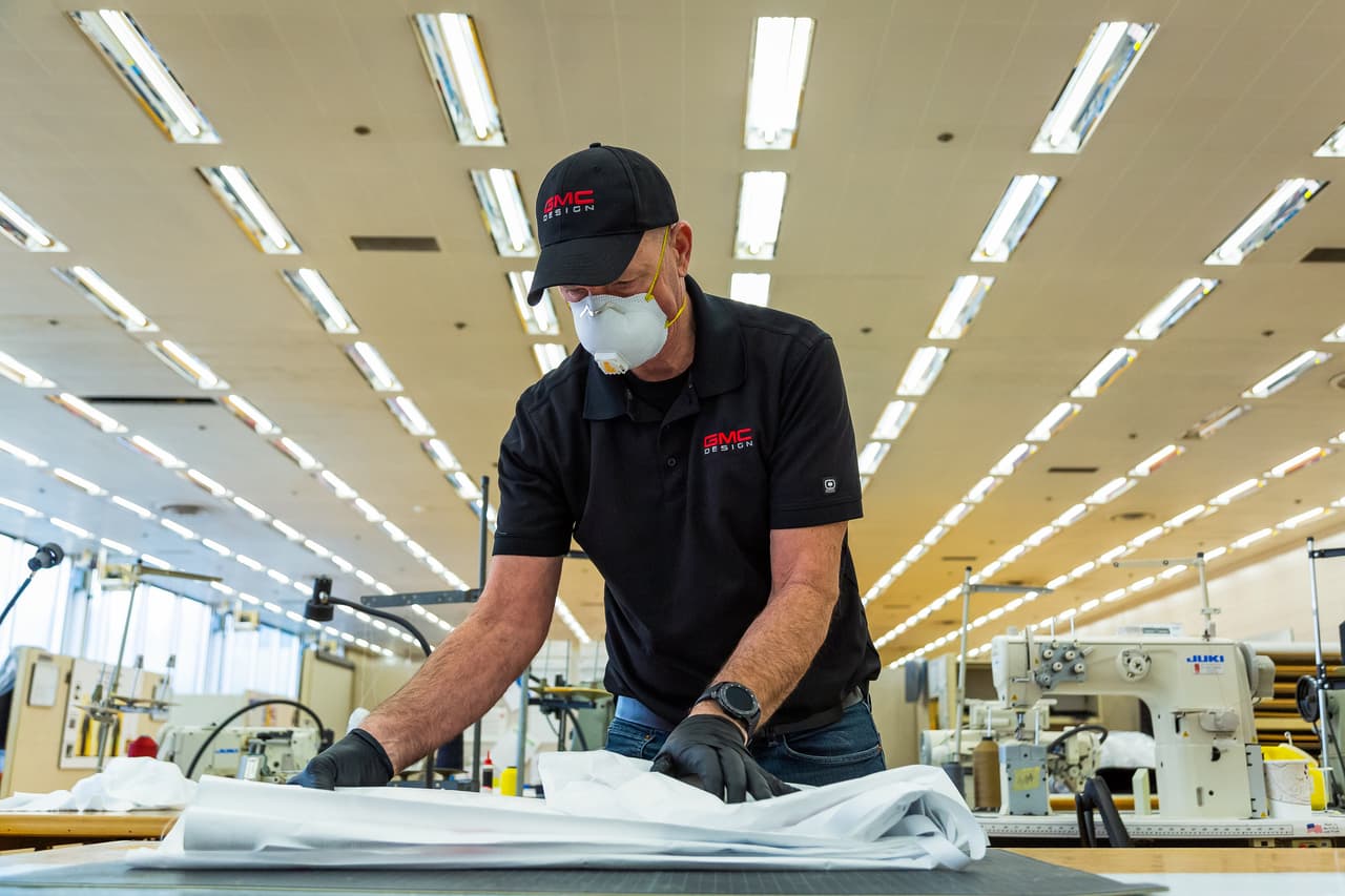 Trabajadores de General Motors producen batas protectoras en el GM Tech Center en Warren, Michigan.