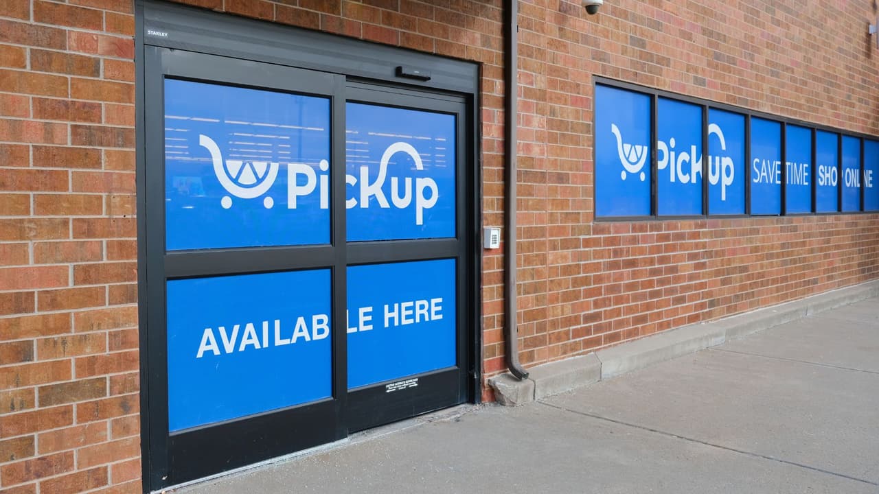 <h3 class="cms-H3-H3">¿Por qué están cerrando tiendas? </h3>
<br>Kroger dice que quiere enfocarse en los supermercados que sí les dan resultados. La empresa está haciendo ajustes 
<b>para ahorrar dinero y competir mejor con otras cadenas como H‑E‑B, Walmart y Aldi</b>. Según voceros de Kroger, 
<b>estas tiendas que están cerrando no eran rentables o tenían poca actividad</b>. Además, la empresa está preparando una posible fusión con Albertsons, lo que también obligaría a reorganizar sus tiendas.