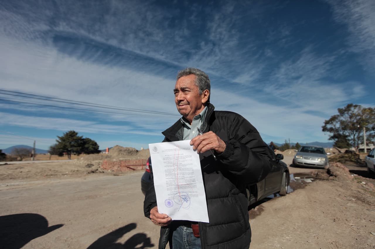 José Luis González Meza muestra la notificación de una solicitud de amparo para evitar una posible extradición de "El Chapo".