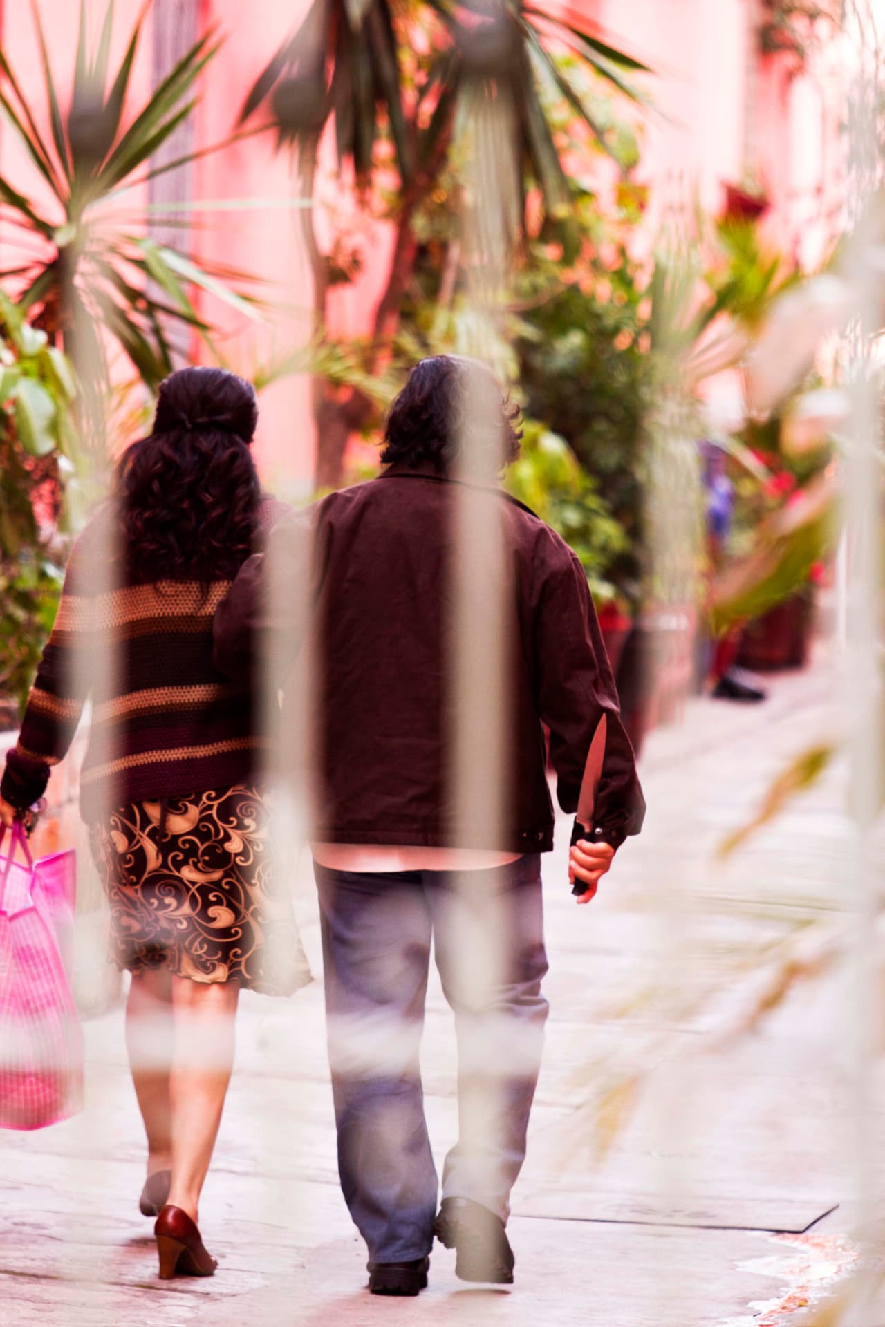 Dolores no tuvo opción y dejó entrar a Ernesto al departamento de Yolanda.