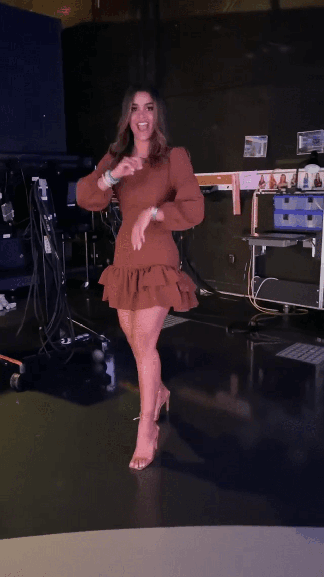 Y aunque con el otoño bajan las temperaturas, en estas primeras semanas todavía es buen momento para utilizar vestidos cortos como éste.