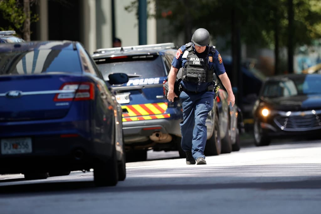 Un bombero camina cerca de la escena de un tirador activo este miércoles en Atlanta.